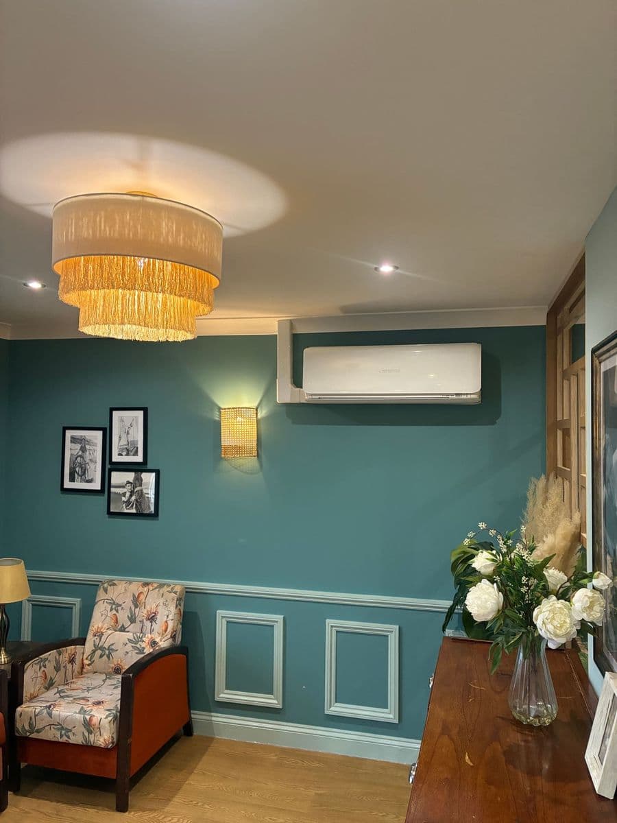 Wall-mounted indoor air conditioning unit installed in a domestic living room